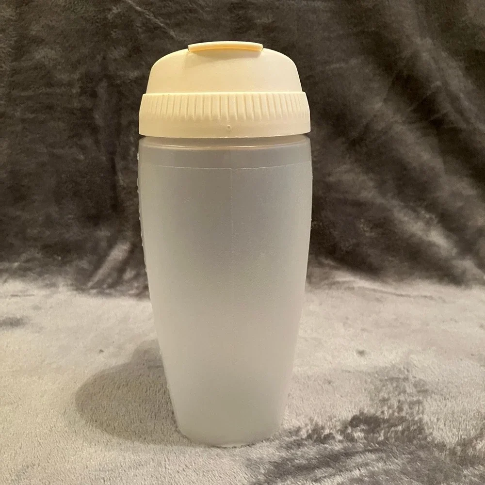 VTG Rubbermaid 16oz Servin Saver Shaker Drink Mixer Dressin Blender Bottle #309B